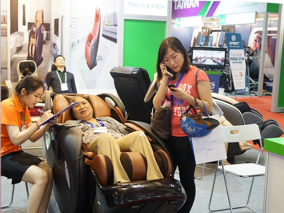 “Kết thân” cùng ghế massage cho người già trong việc chăm sóc sức khỏe