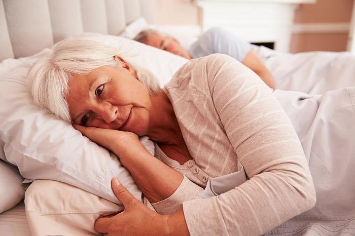 Nguyên nhân và điều trị chứng mất ngủ ở người già
