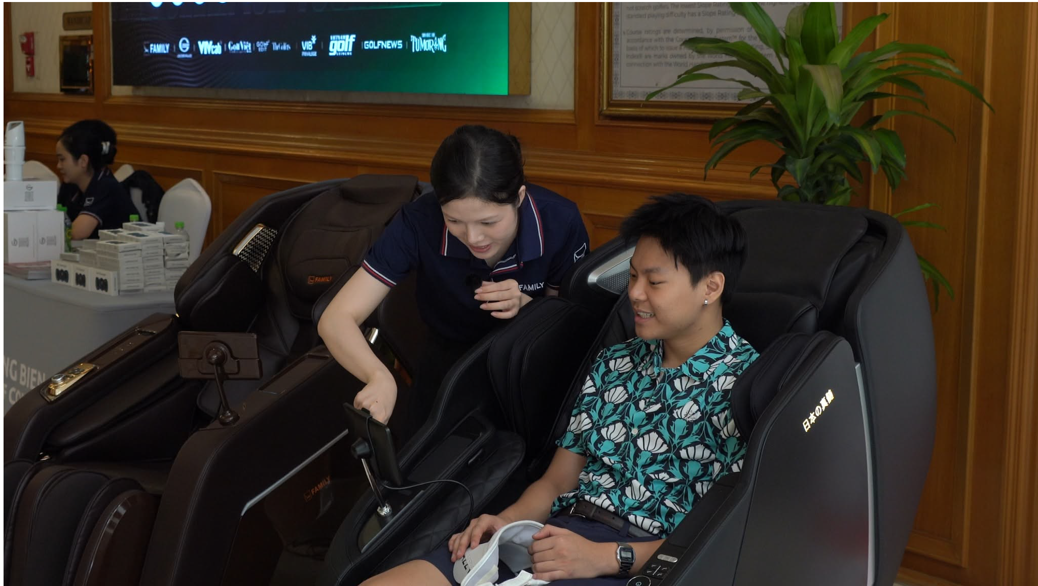 Golfer trải nghiệm ghế massage sau thi đấu